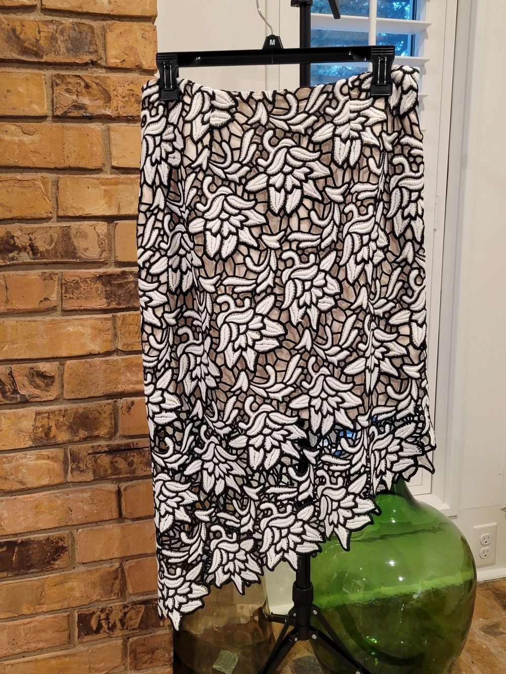 Women’s Black and White Floral Lace Pencil Skirt